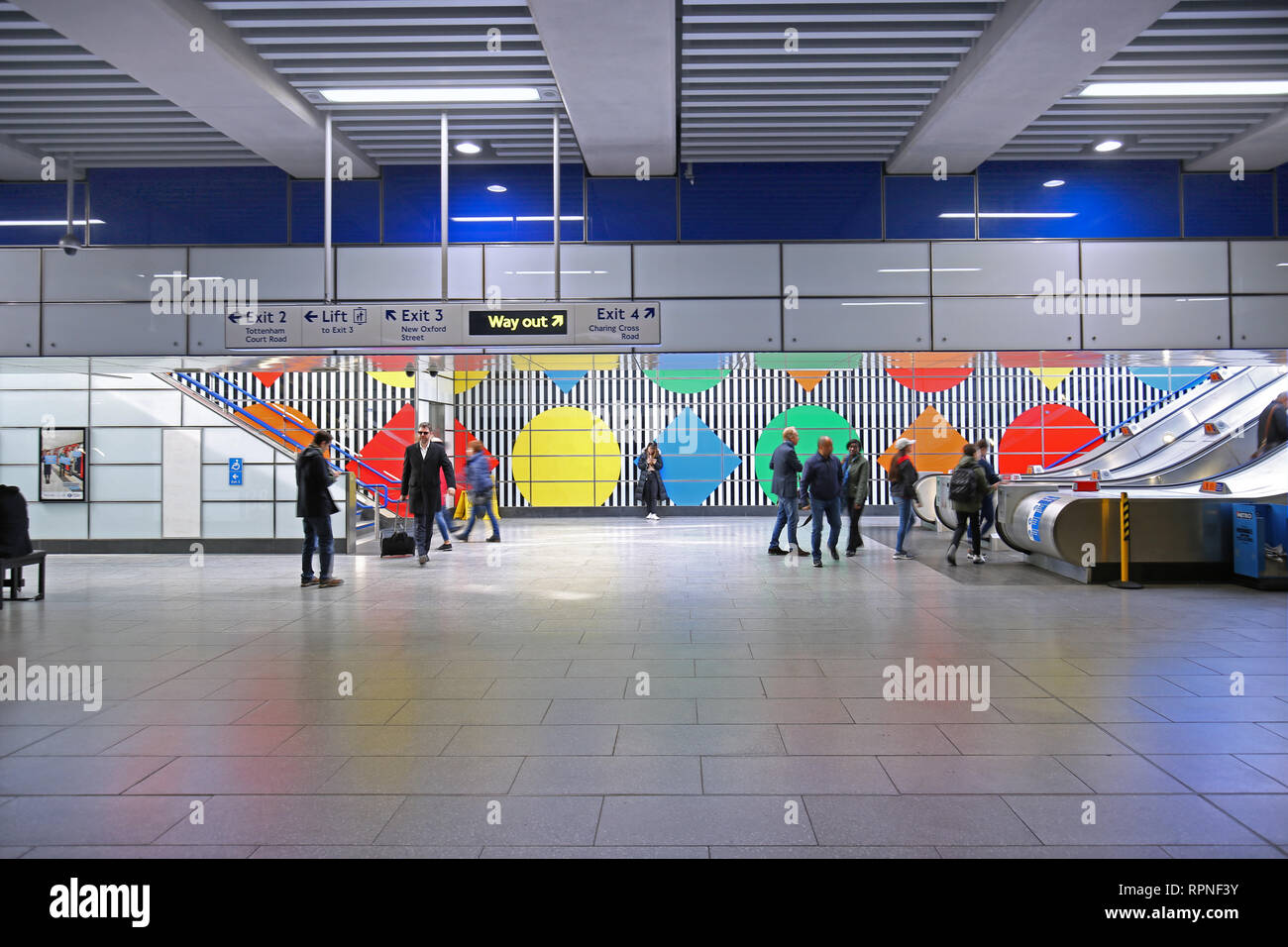 Récemment ouvert, le ticket de l'Est à l'hall de réaménagement de la station de métro Tottenham Court Road, Londres, Royaume-Uni. Affiche d'art mural par Daniel Buren. Banque D'Images