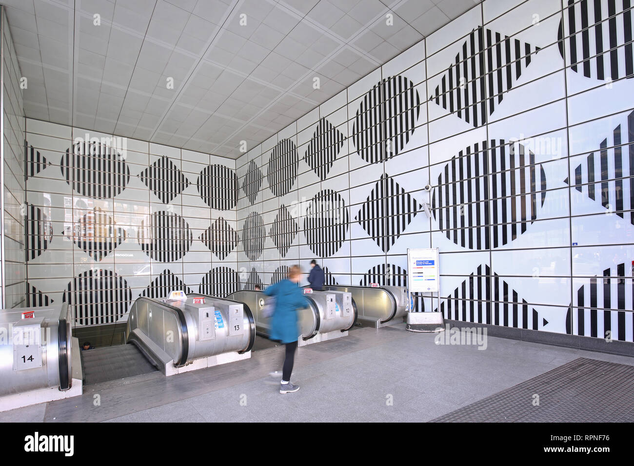 L'entrée de l'est récemment ouvert à l'hôtel de vente de la station de métro Tottenham Court Road, Londres, Royaume-Uni. Affiche d'art mural par Daniel Buren. Banque D'Images