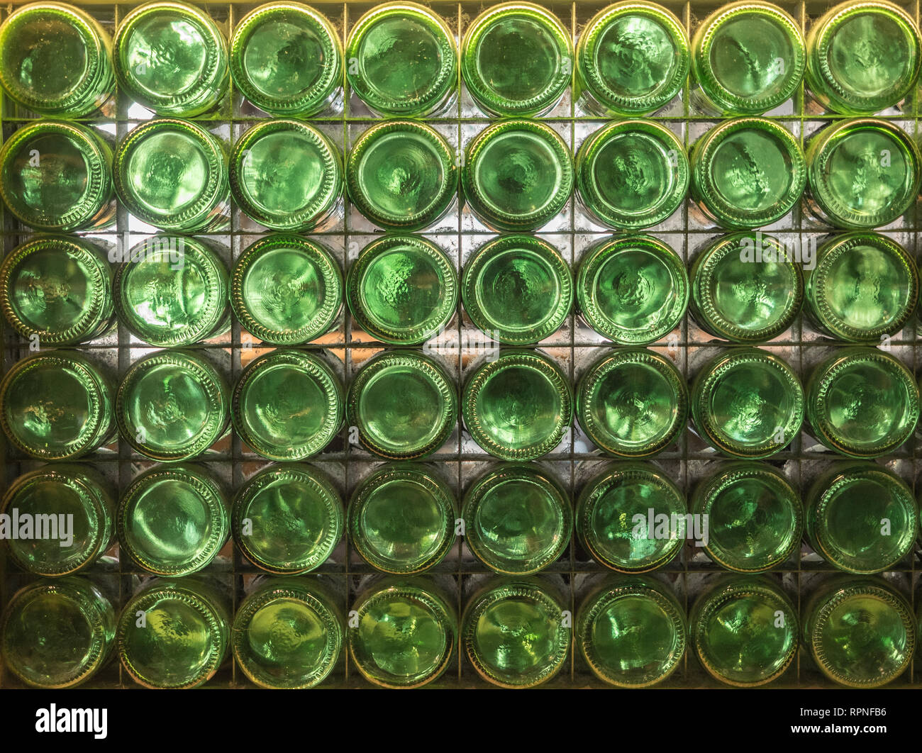 Composition faite de bouteilles vert vu du fond de la bouteille. Banque D'Images