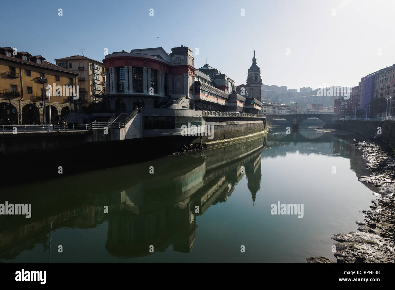 Le marché de la Ribera et l'église de San Anton de Bilbao vu de la rivière. Pays Basque Banque D'Images