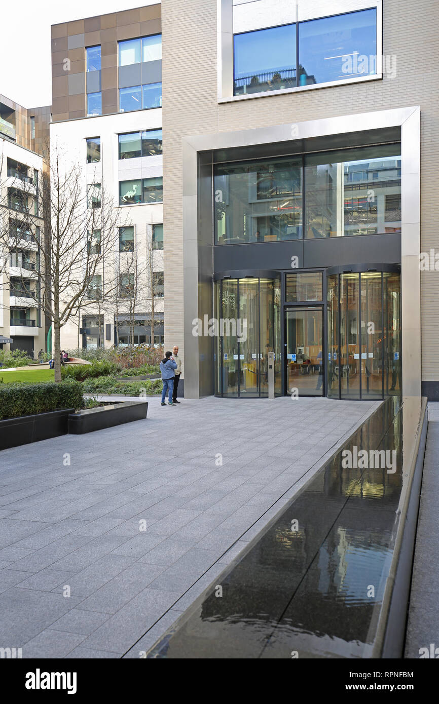 Entrée de Facebook, anonyme de nouveau 230 000 pi² London UK dans le nouveau bâtiment du siège Rathbone Square. près de Oxford Street. Banque D'Images