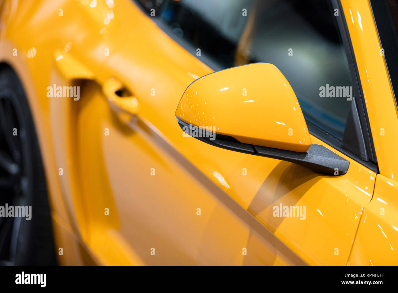 Miroir de l'aile sur une voiture de sport de luxe moderne Banque D'Images
