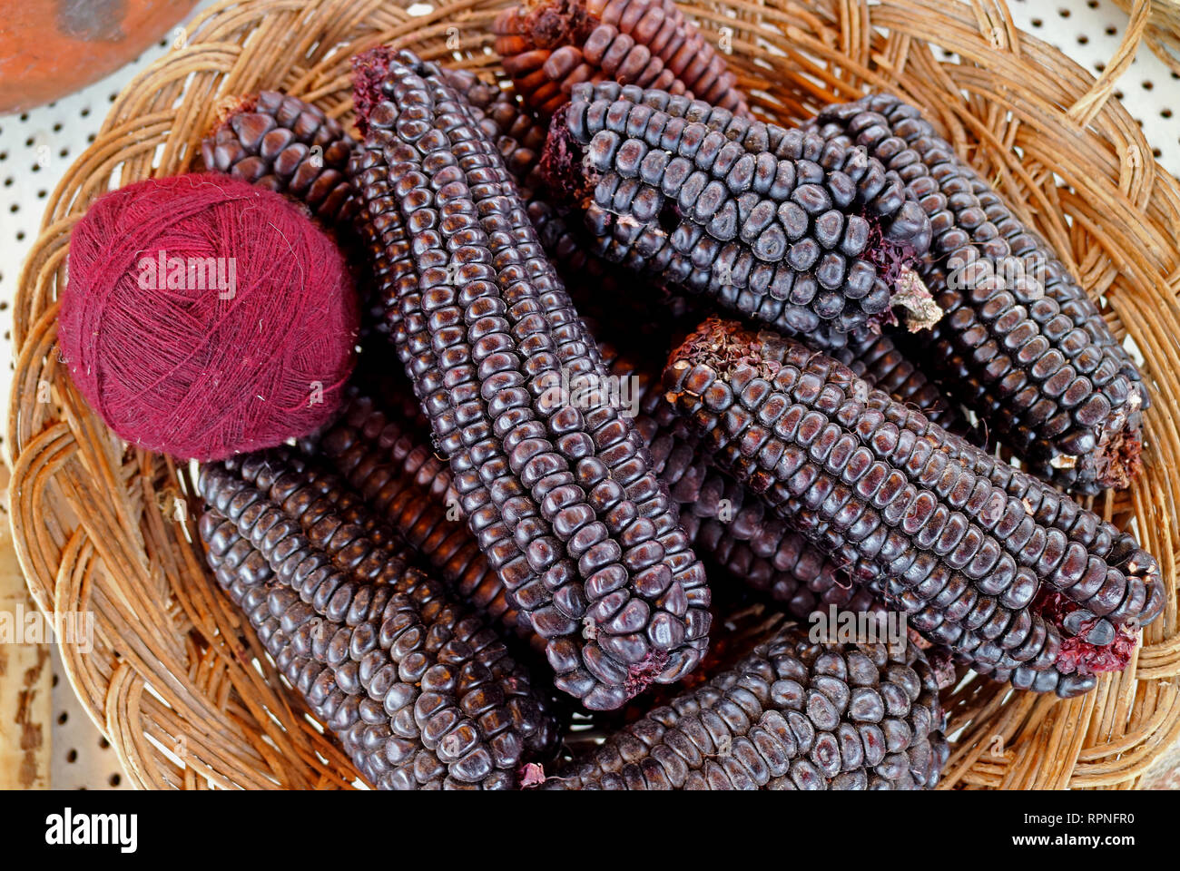 La laine d'Alpaga péruvien violet magenta Boules de fils teints à partir de maïs violet à Chinchero, le village des Andes dans la région de Cuzco au Pérou Banque D'Images