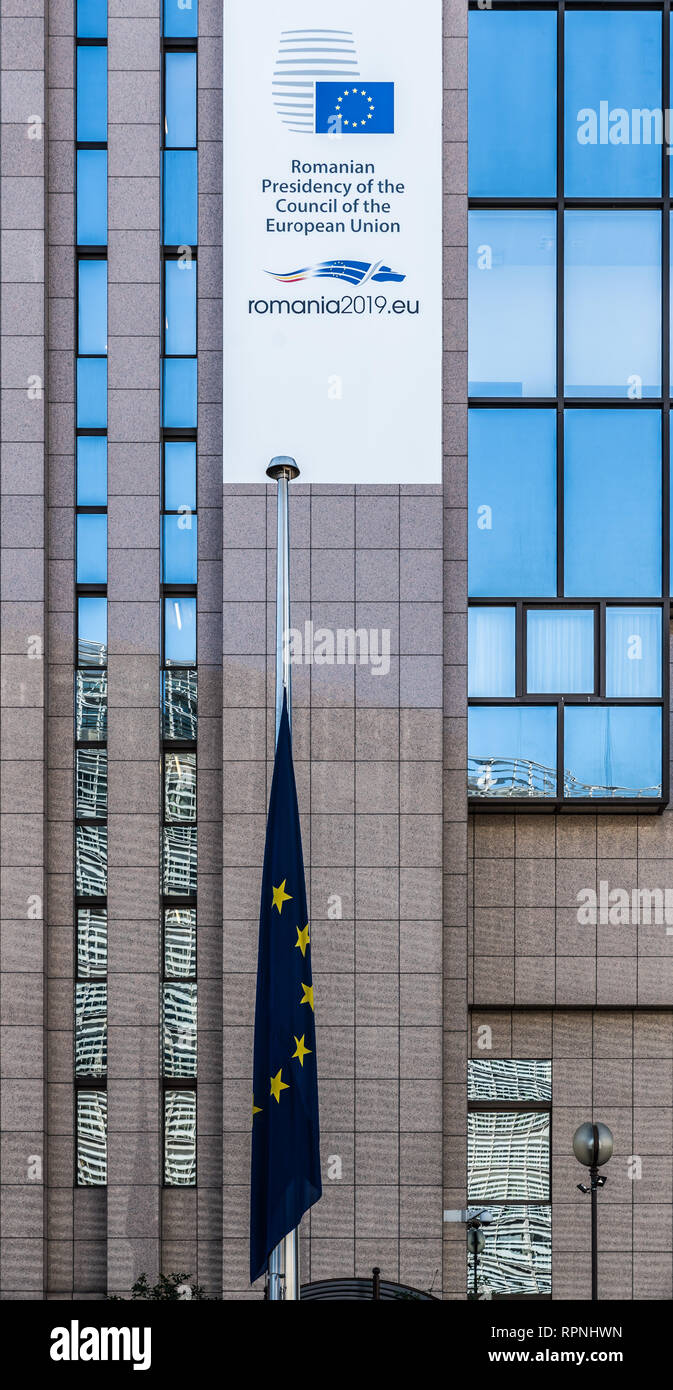 Ville de Bruxelles / Belgique - 02 15 2019 : Façade de la maison de l'Europe, annuncing la Présidence roumaine du Conseil de l'Union européenne. Banque D'Images