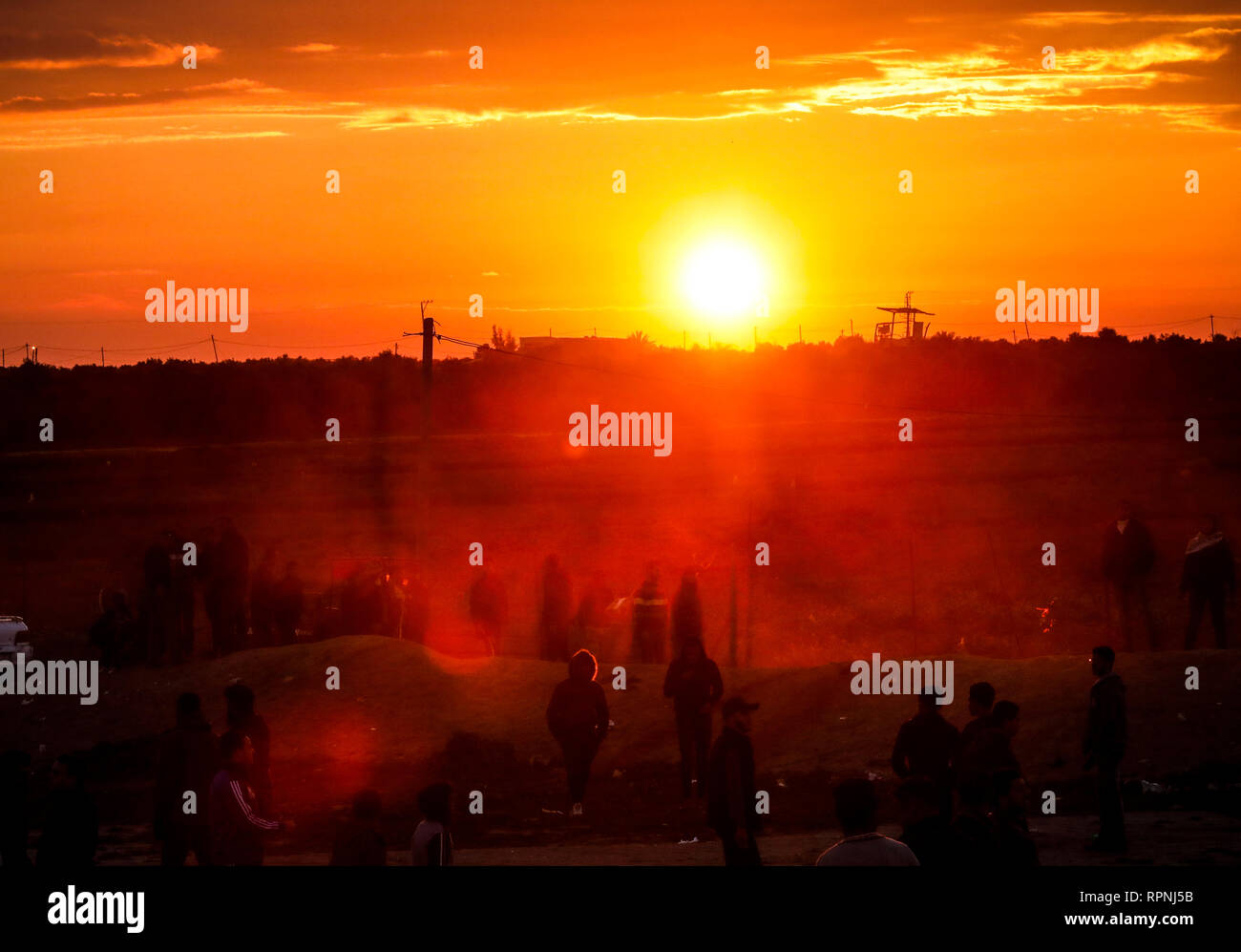 Palestiniens vu sous le coucher du soleil au cours d'affrontements à la suite de la "grande marche du retour" de Shuja'iyya de démonstration, dans la ville de Gaza, Gaza. Banque D'Images