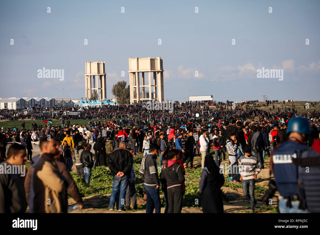 Foule des manifestants palestiniens vu au cours d'affrontements à la suite de la "grande marche du retour" de Shuja'iyya de démonstration, dans la ville de Gaza, Gaza. Banque D'Images