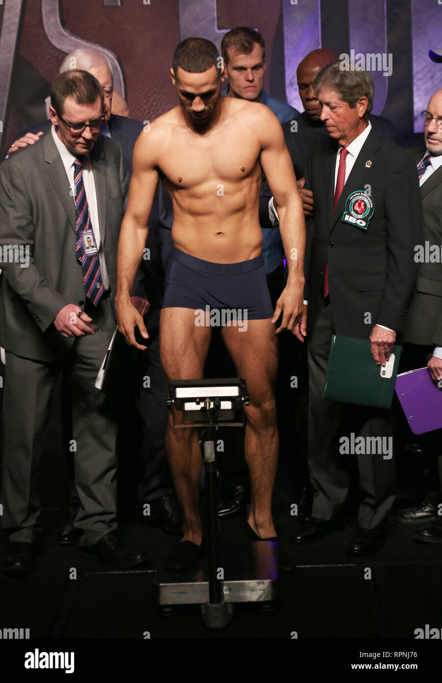 James DeGale vu au cours de la balance en événement. James DeGale et Chris Eubank Jr obtenir pesé à l'avance de leur grande lutte à la 02 Arena de Londres. Banque D'Images