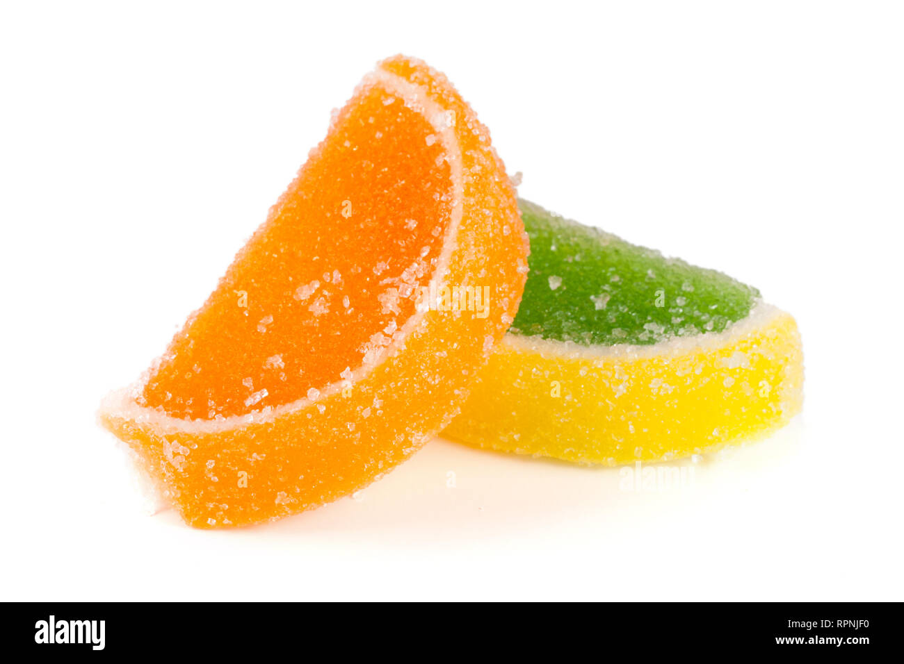 Les gelées colorées comme des tranches de citron et orange isolé sur fond blanc Banque D'Images