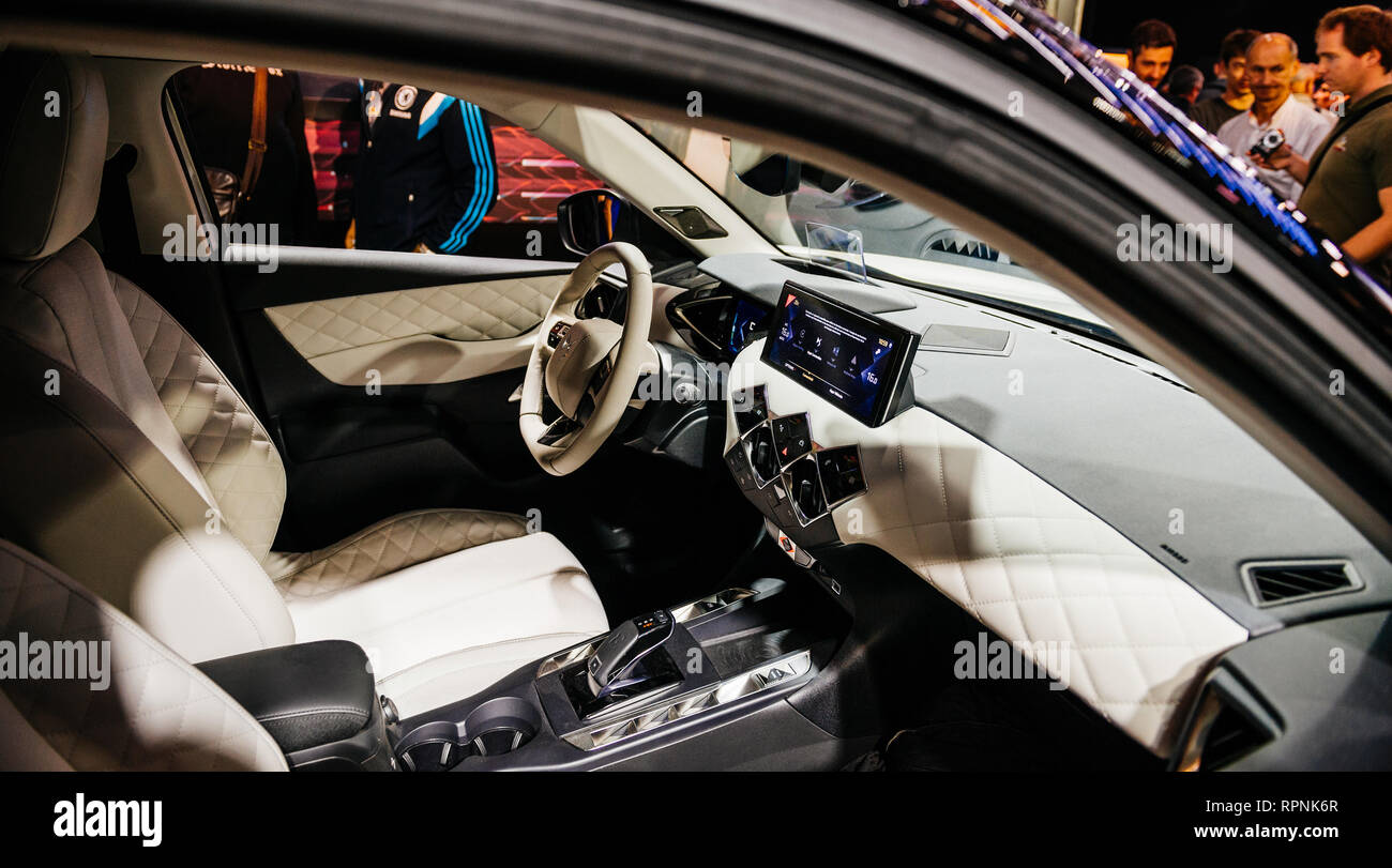 PARIS, FRANCE - Oct 4, 2018 : Les clients curieux d'admirer l'intérieur de luxe de nouvelle Citroën DS 3 e-Bond croisé arrière tendue exposition de voiture électrique mondial de l'Automobile de Paris de luxe en cuir blanc Banque D'Images