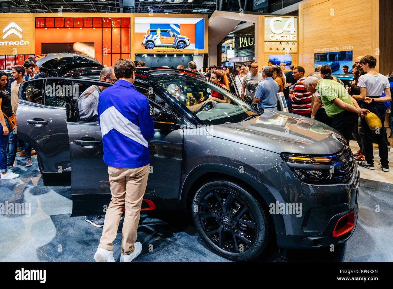 PARIS, FRANCE - Oct 4, 2018 : Les clients parlant avec vendeur de voiture Citroen parle des options du modèle particulier à l'exposition automobile internationale Mondial Automobile de Paris, Banque D'Images