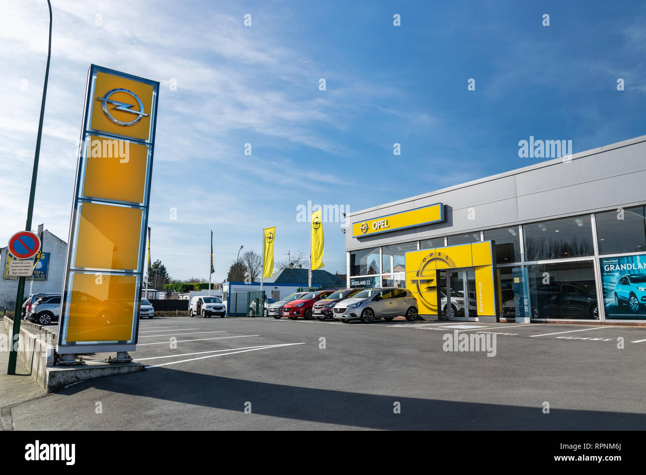 RONCQ, FRANCE-Février 20,2019 : marque Opel concessionnaire magasin. Banque D'Images