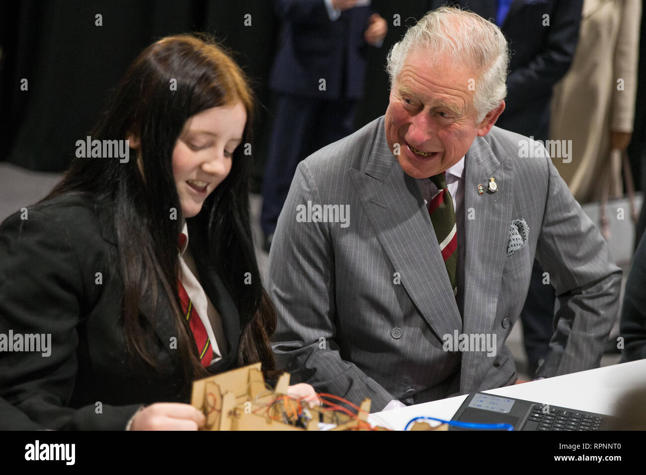 Le Prince de Galles dans son rôle de président, le PrinceÕs la confiance, parle aux étudiants au cours d'une visite Ysgol mcg Brombil école mixte à Port Talbot, au Pays de Galles. Banque D'Images