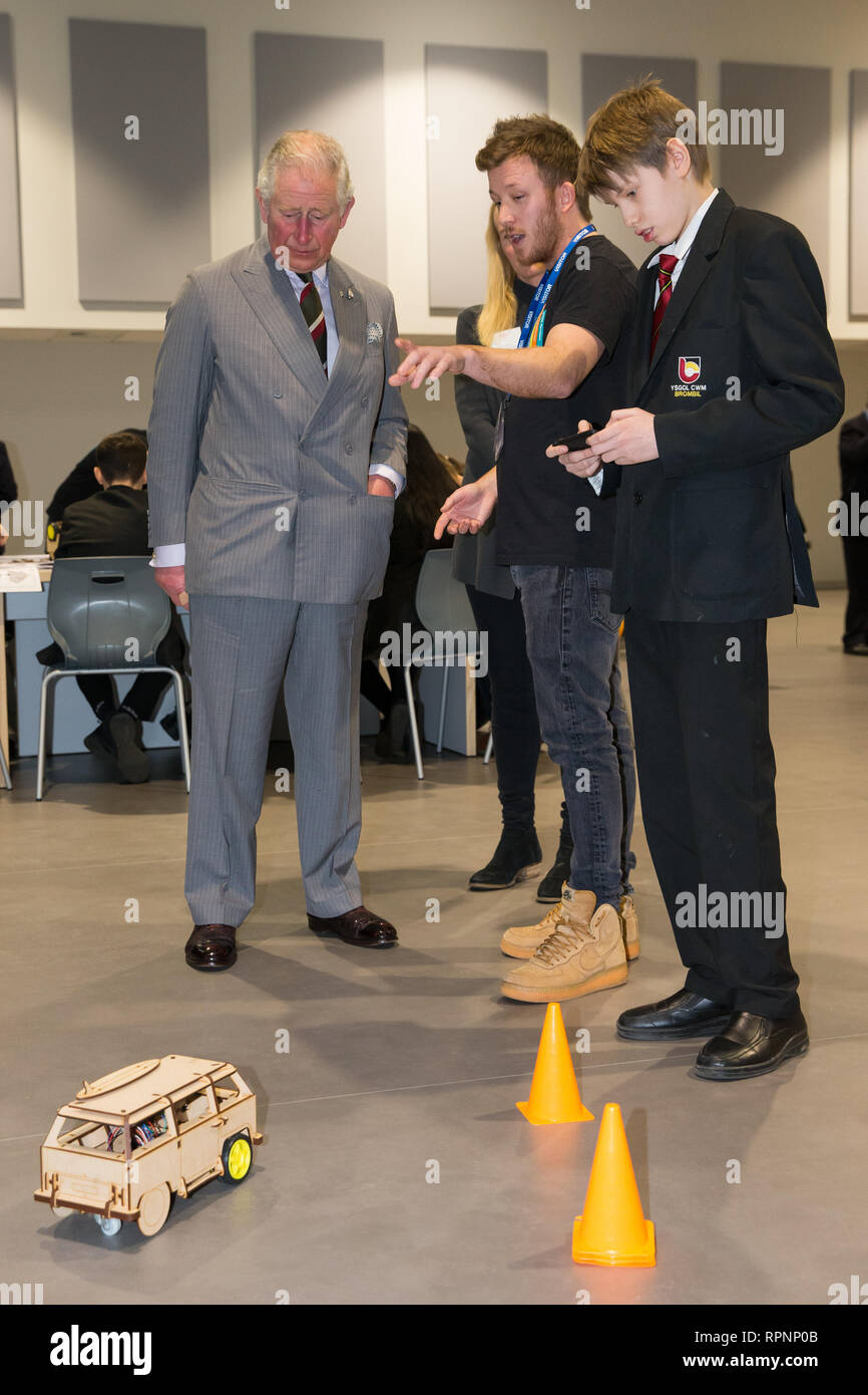 Le Prince de Galles dans son rôle de président, le Prince's Trust, est présenté une voiture à télécommande construite par des élèves lors d'une visite de l'école de co-éducation Ysgol MCG Brombil à Port Talbot, pays de Galles, qui est impliqué dans la prestation du programme Achieve du Trust. Banque D'Images