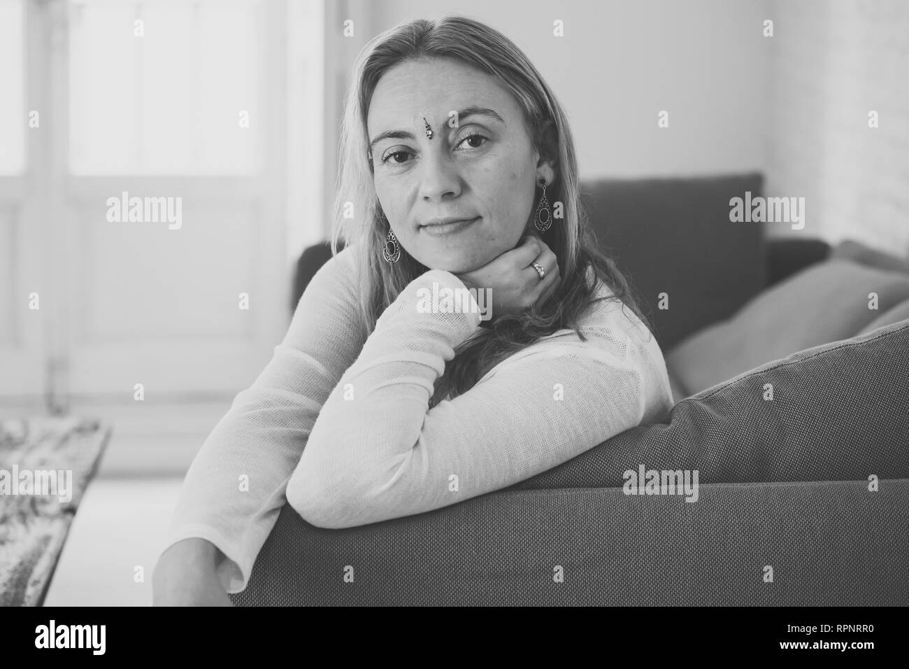 Beau Portrait de femme de race blanche avec un bindi dans le centre de son front se sentir heureux et paisible, avec sa nouvelle et spirituelle saine lifesty Banque D'Images