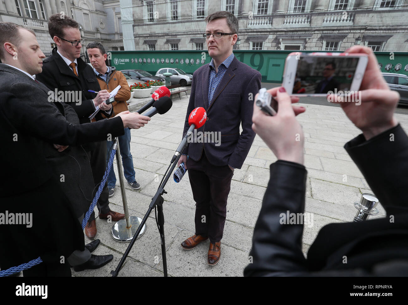 Porte-parole du Sinn Fein Brexit David Cullinane lors d'un point de presse pour donner le partyÕs réponse à la mise à jour du gouvernement sur la publication du retrait du Royaume-Uni de l'Union européenne (dispositions corrélatives) Bill 2019 à Leinster House à Dublin. Banque D'Images