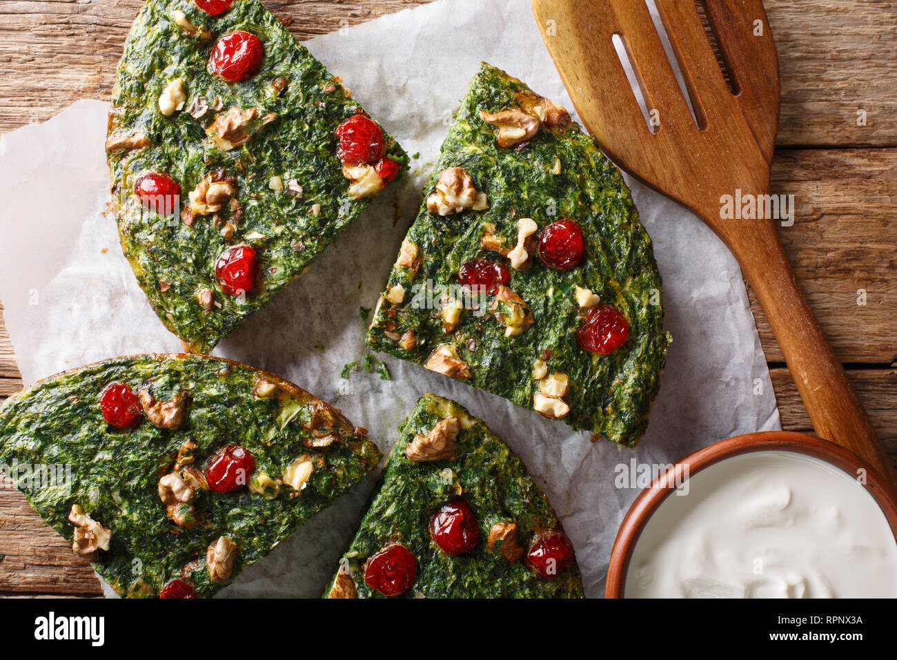 Persian kuku sabzi omelette de fines herbes, les oeufs et les écrous libre sur la table. Haut horizontale Vue de dessus Banque D'Images