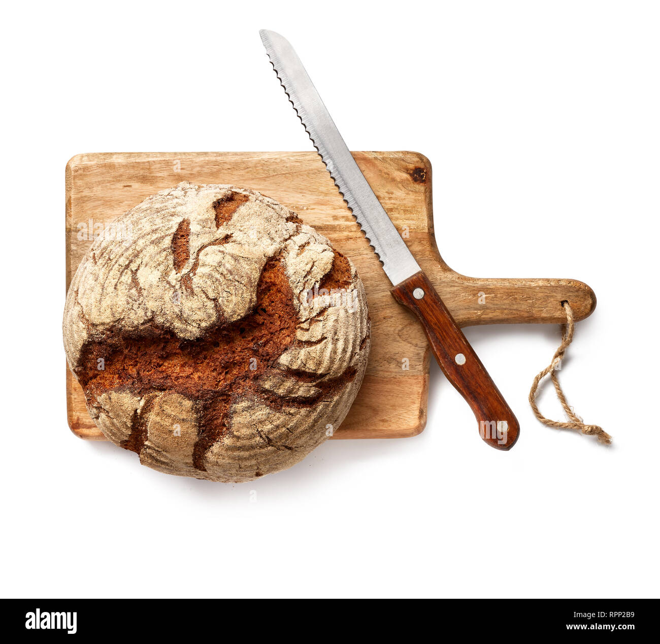 Du pain avec couteau à pain sur une planche à découper en bois isolée, vue d'en haut. Banque D'Images