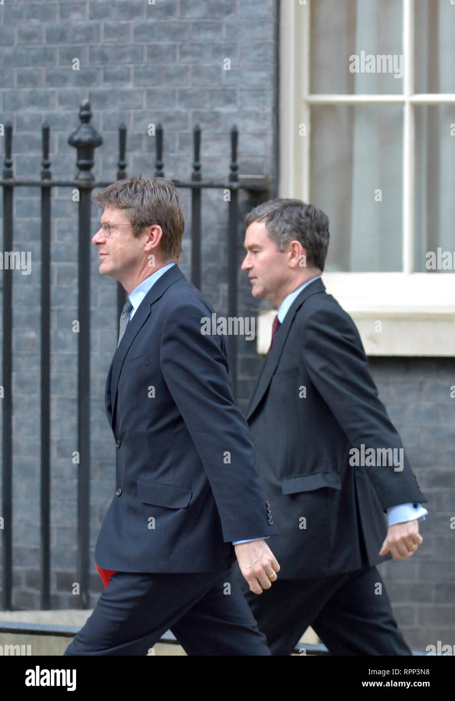 Greg Clarke MP (secrétaire d'affaires) et David Gauke MP (Secrétaire de la Justice) d'arriver à Downing Street pour une réunion avec le Premier Ministre, 21 févr. 20 Banque D'Images