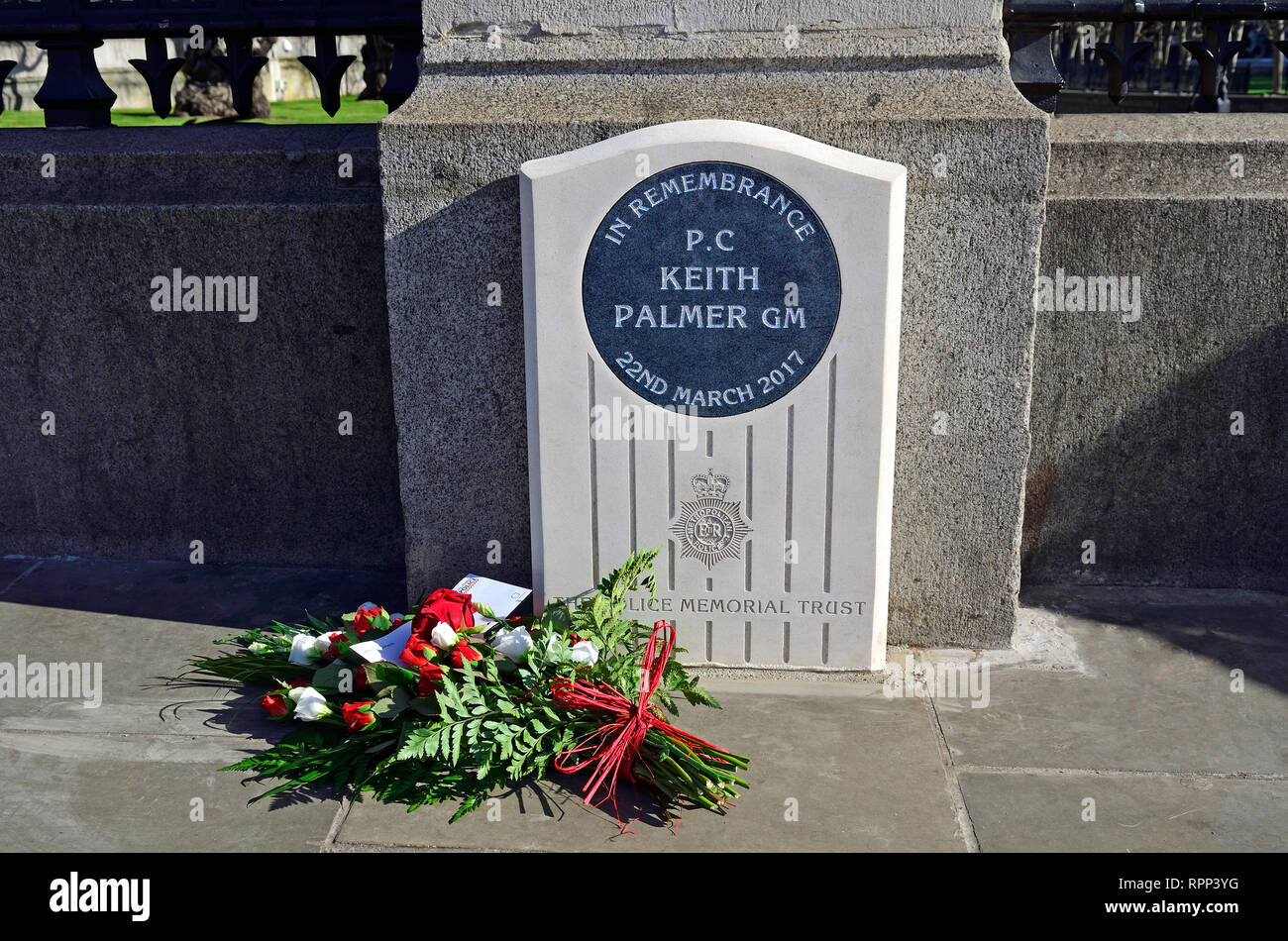 Londres, Angleterre, Royaume-Uni. Mémorial à PC Keith Palmer GM (George Médaille) assassiné dans l'enceinte des chambres du Parlement le 22 mars 2017. Unveilled par t Banque D'Images