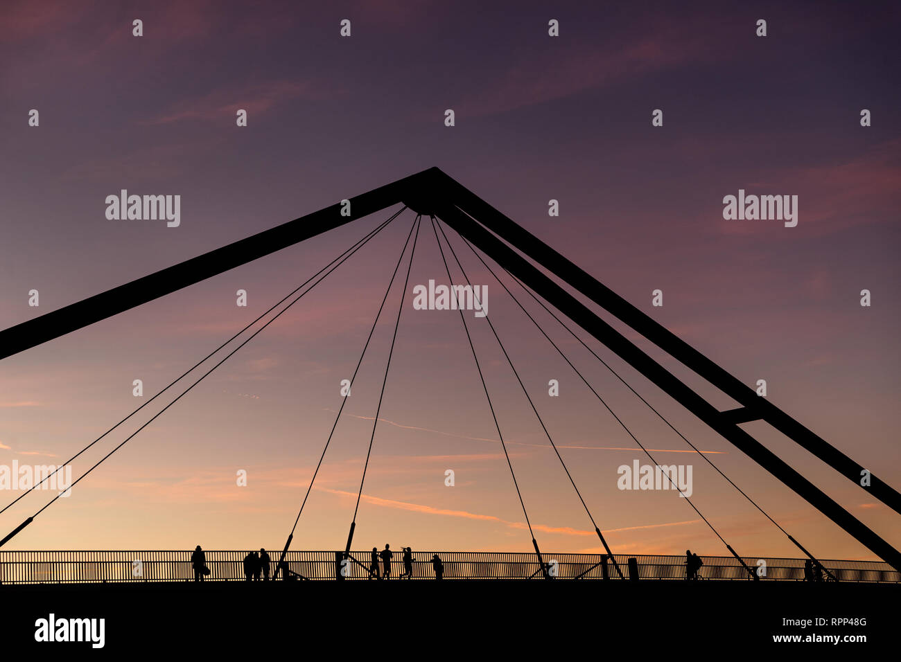 Sonnenuntergang am Rheinufer à Düsseldorf. Banque D'Images