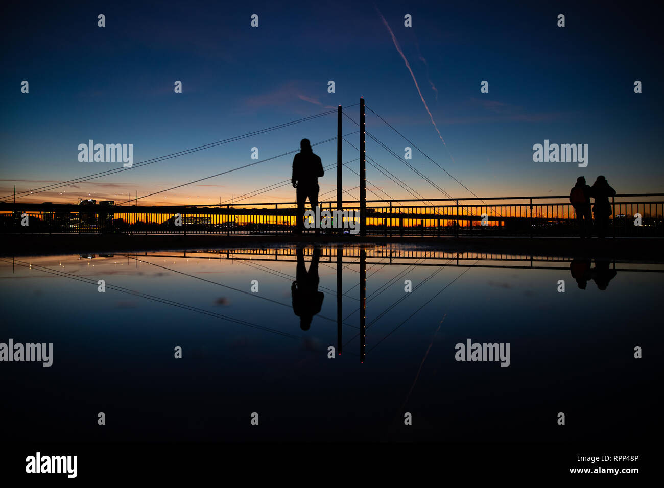 Sonnenuntergang am Rheinufer à Düsseldorf. Banque D'Images