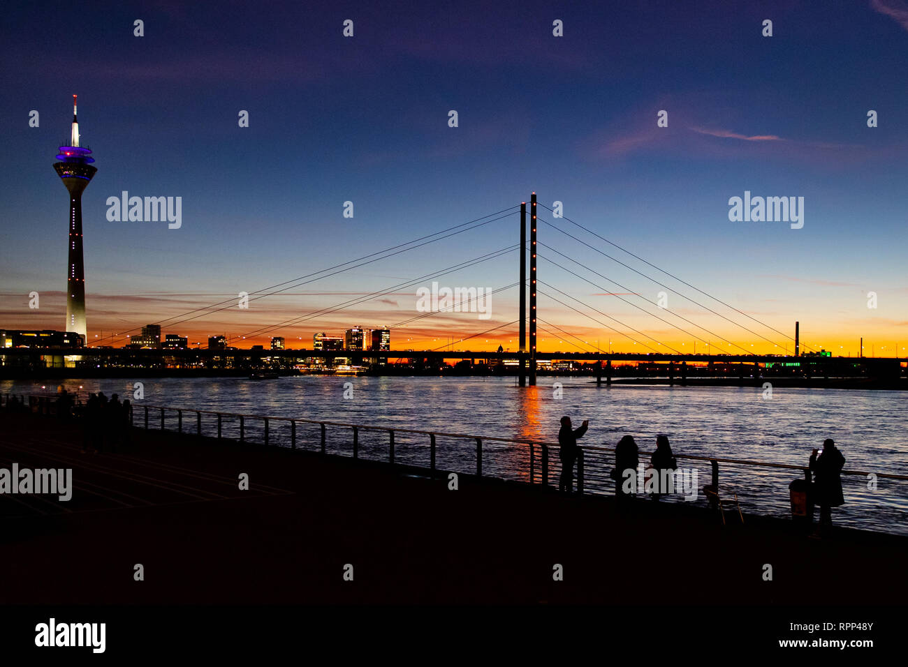 Sonnenuntergang am Rheinufer à Düsseldorf. Banque D'Images