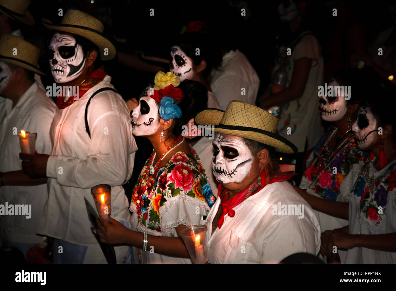Le port de vêtements colorés traditionnels mexicains, des fleurs, et la tenue des bougies, mexicains sont paradant dans la rue au cours de la célébration annuelle de Banque D'Images