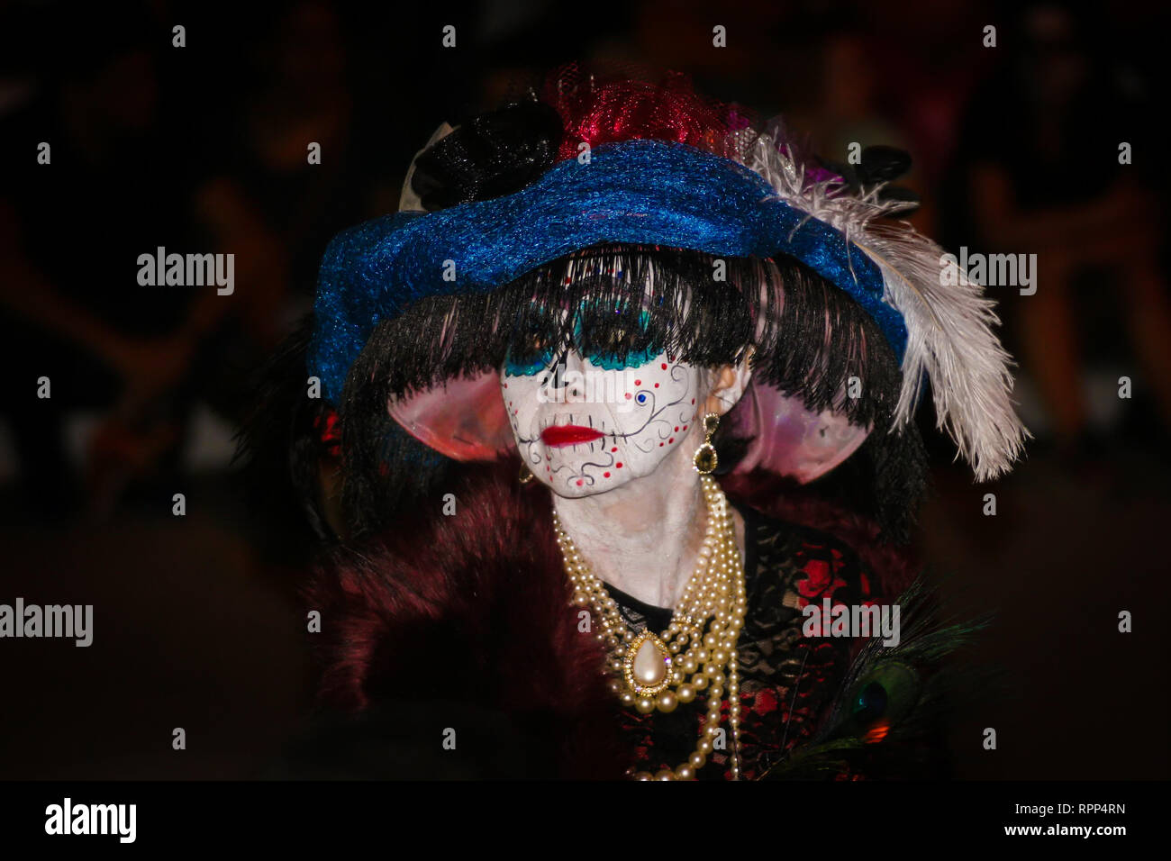 Déguisé comme une morte, avec crâne en sucre visage maquillage et chapeau, une femme se tient debout dans la rue en attendant le Dia de los Muertos celebration parade Banque D'Images