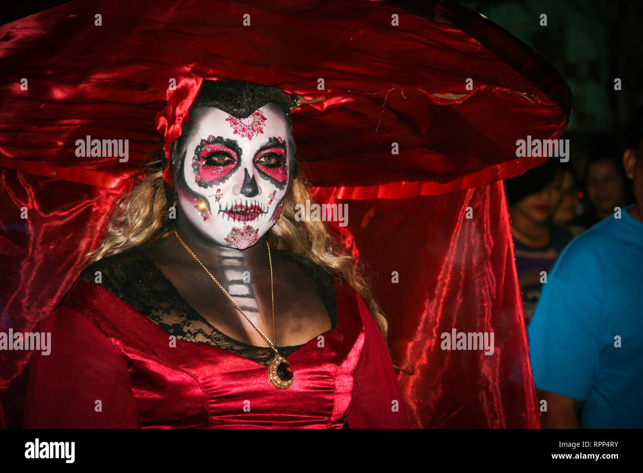 Une fille blonde vêtu du costume traditionnel de crâne et robe rouge et grand chapeau, célèbre le fameux Dia de los muertos à Merida, Yucatan, Mexique - 31 Banque D'Images