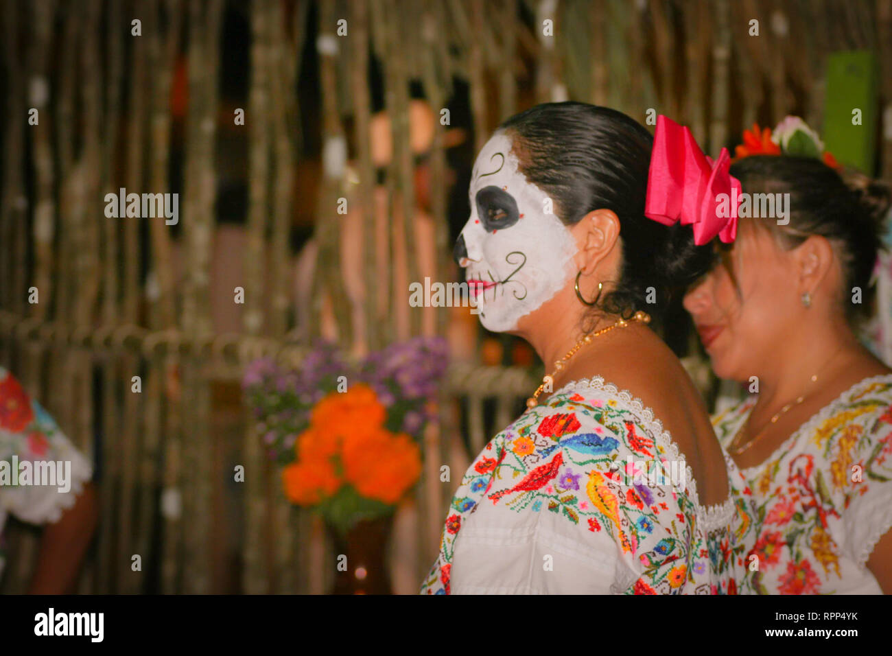 Au cours des Dia de los Muertos célébration à Merida, Yucatan, Mexique, le portrait de femme d'âge moyen en tenue traditionnelle mexicaine et faire face vers le haut Banque D'Images