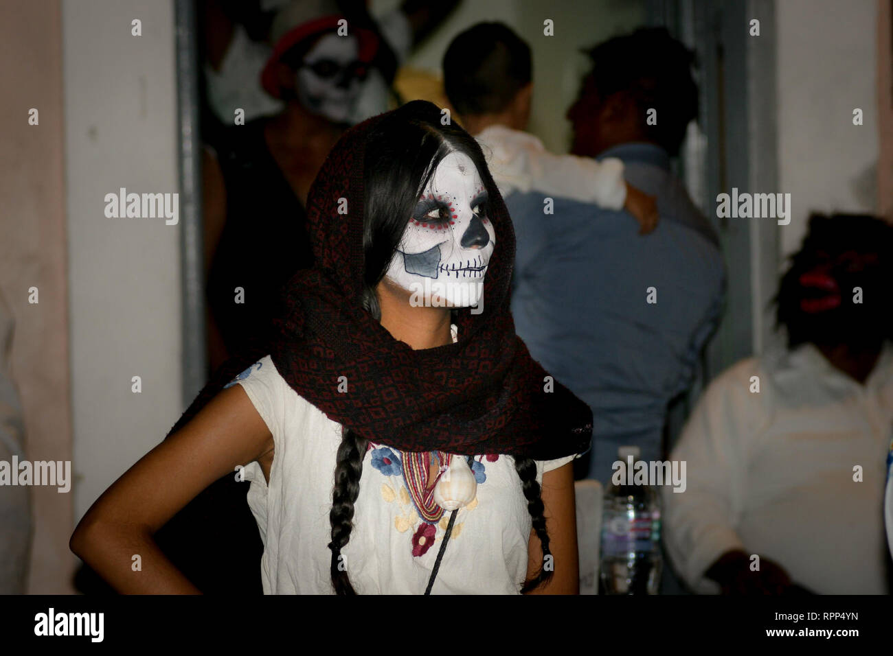 Portrait de jeune femme mexicaine avec tête de faire face vers le haut, porte le jour des morts costume traditionnel que les gens célèbrent el Dia de los M Banque D'Images