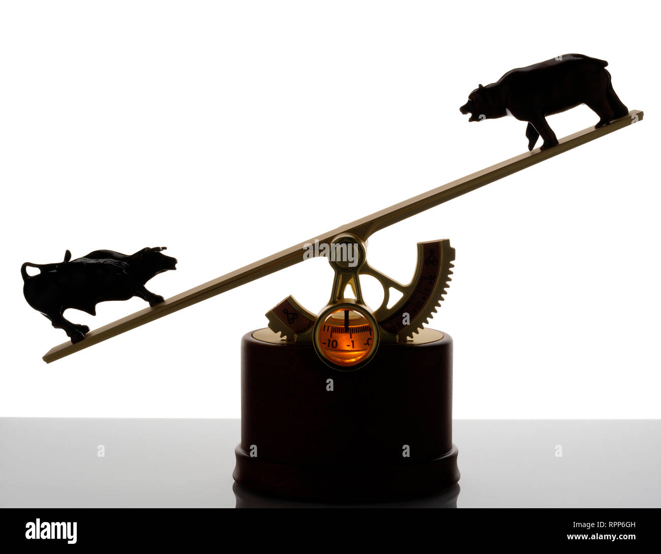 Le marché, jouet exécutif ( !) qui affiche le solde de la bourse. Bull et bear à extrémités d'une balançoire. Banque D'Images