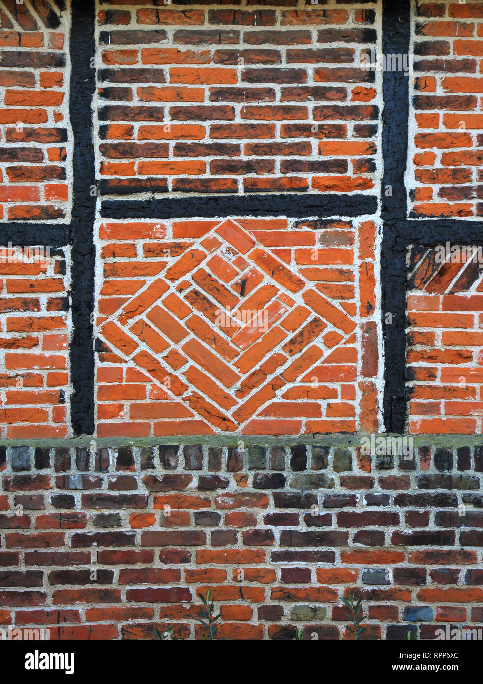 Vieux mur de briques avec de nombreuses conceptions et formes de faversham kent Banque D'Images