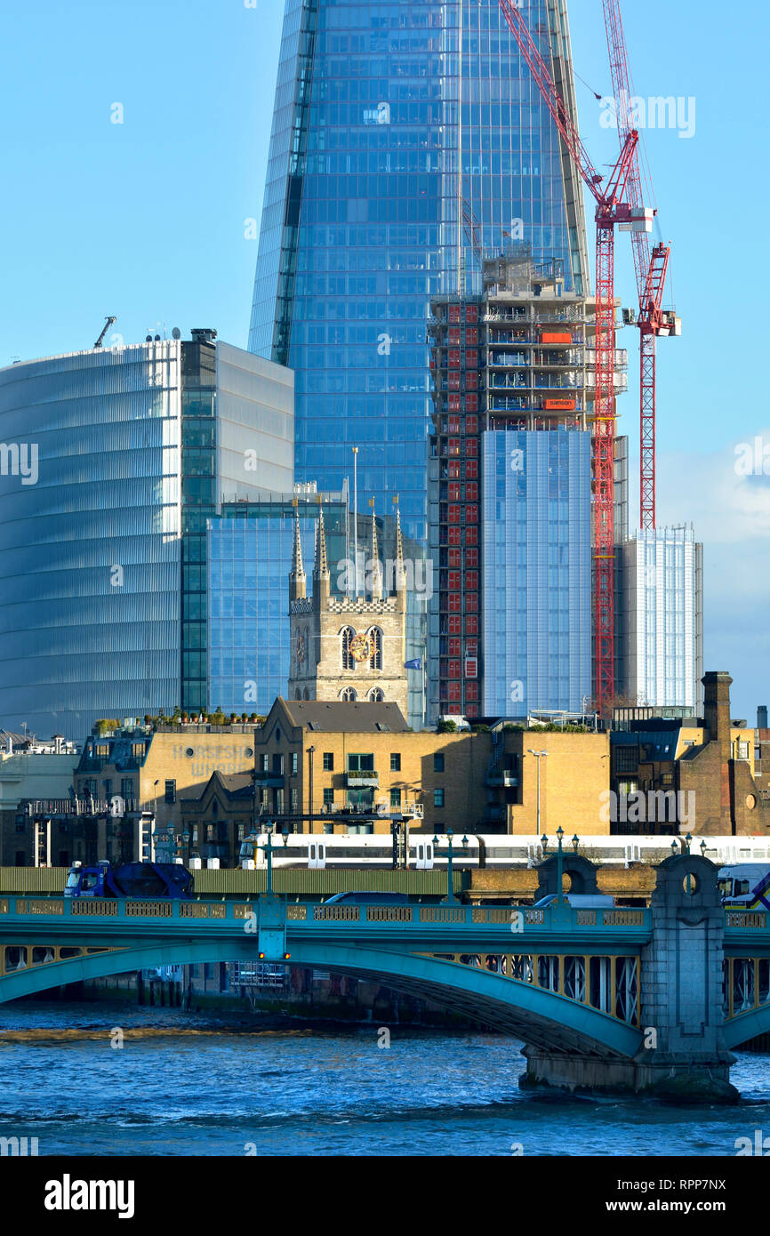 Londres, Angleterre, Royaume-Uni. La cathédrale de Southwark sur la toile de verre très moderne et bâtiments Banque D'Images