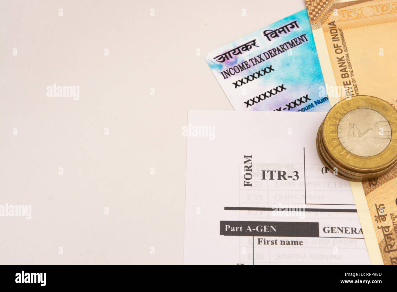 New Indian RIR-3 Formulaire d'impôt avec monnaie indienne et PAN ou numéro de compte permanent isolé sur fond. Banque D'Images