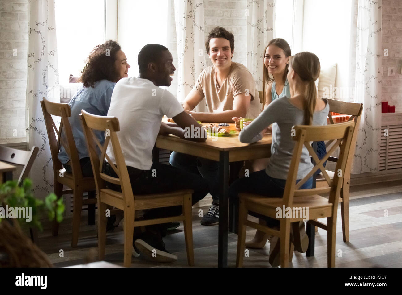 Laughing friends multiraciale de s'amuser ensemble, en conversation cafe Banque D'Images
