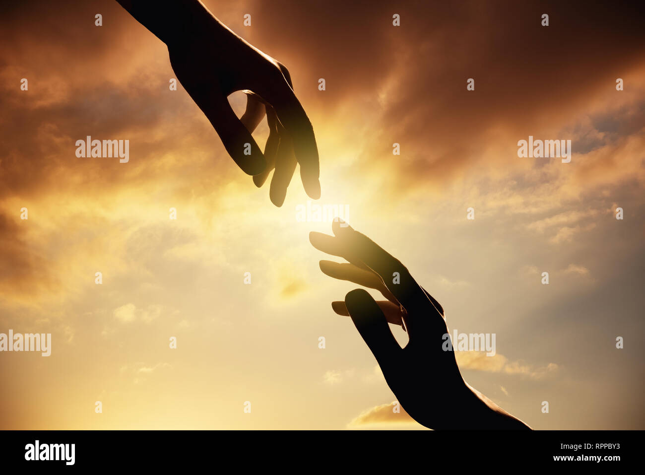 Silhouette de mains humaines sur le coucher du soleil.La confiance et aider les concept Banque D'Images