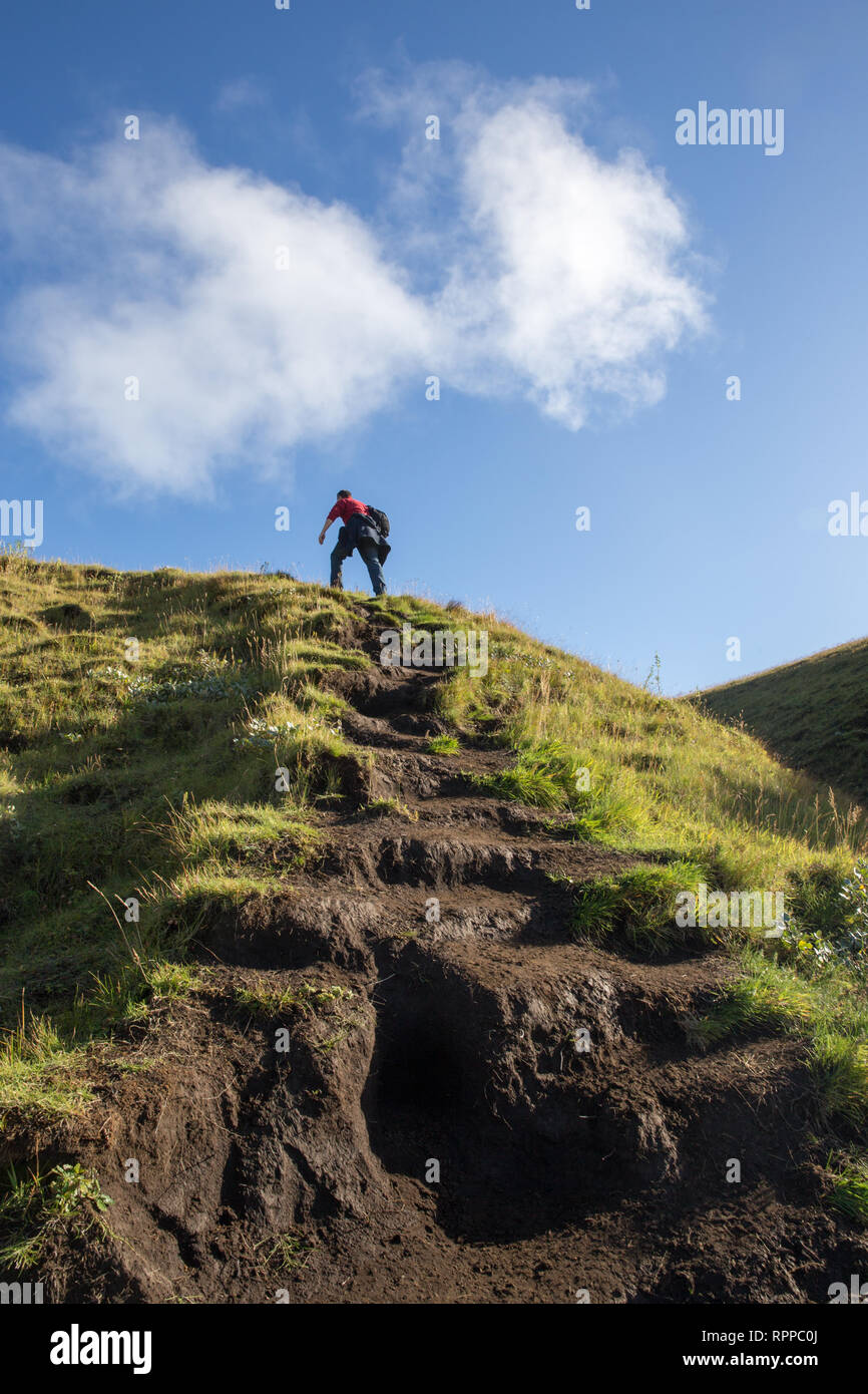 Jusqu'à la randonnée à un homme un chemin raide en Islande Banque D'Images