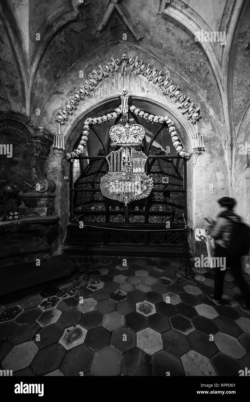 KUTNA HORA, RÉPUBLIQUE TCHÈQUE - le 26 octobre 2018 : Intérieur de Sedlec ossuaire, une petite chapelle catholique romaine, situé sous l'église du cimetière de tous les S Banque D'Images