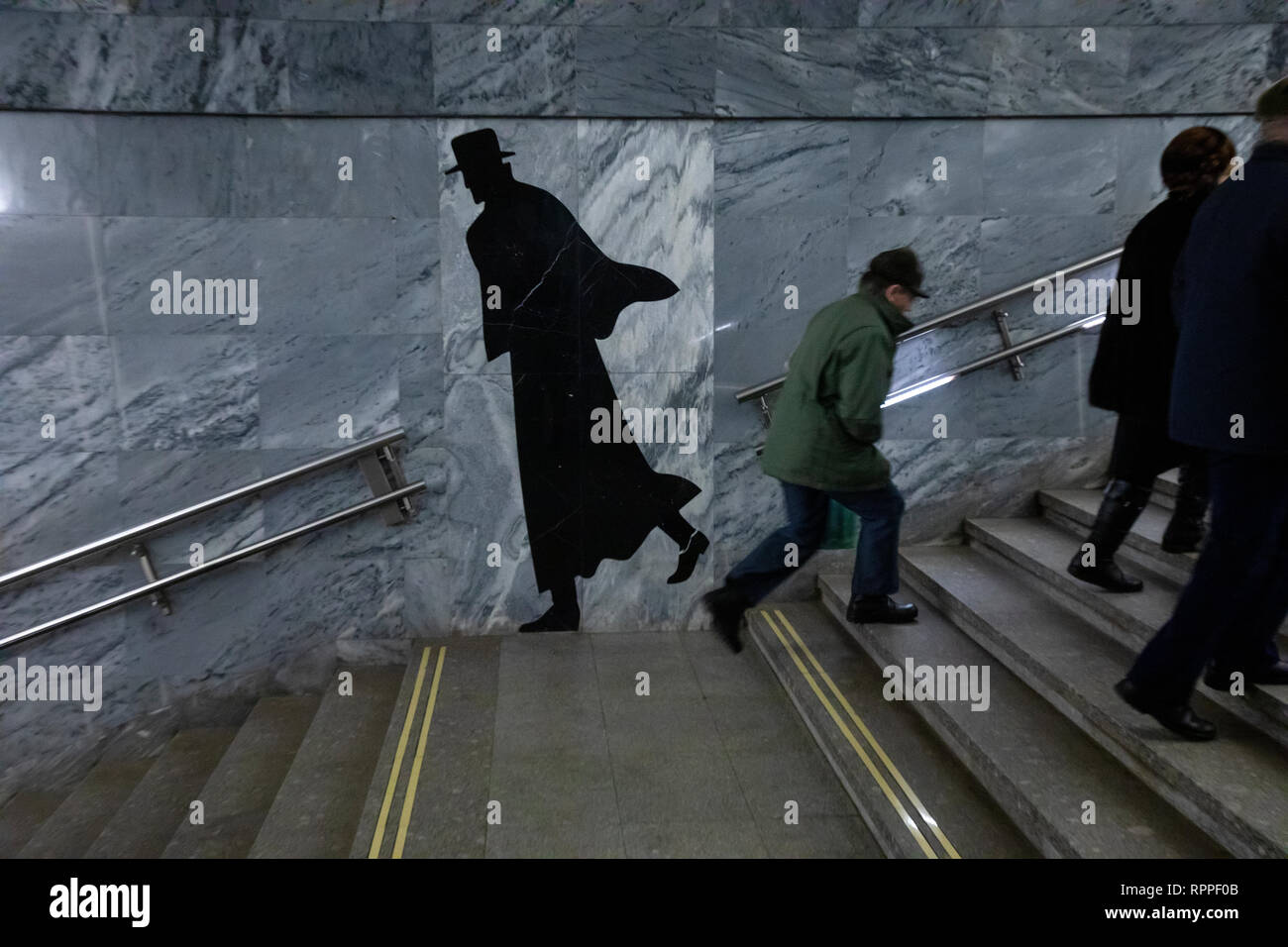 La station de métro Dostoevskaya avec des peintures sur les murs de la scènes de la romans de Fiodor Dostoïevski à Moscou, Russie Banque D'Images