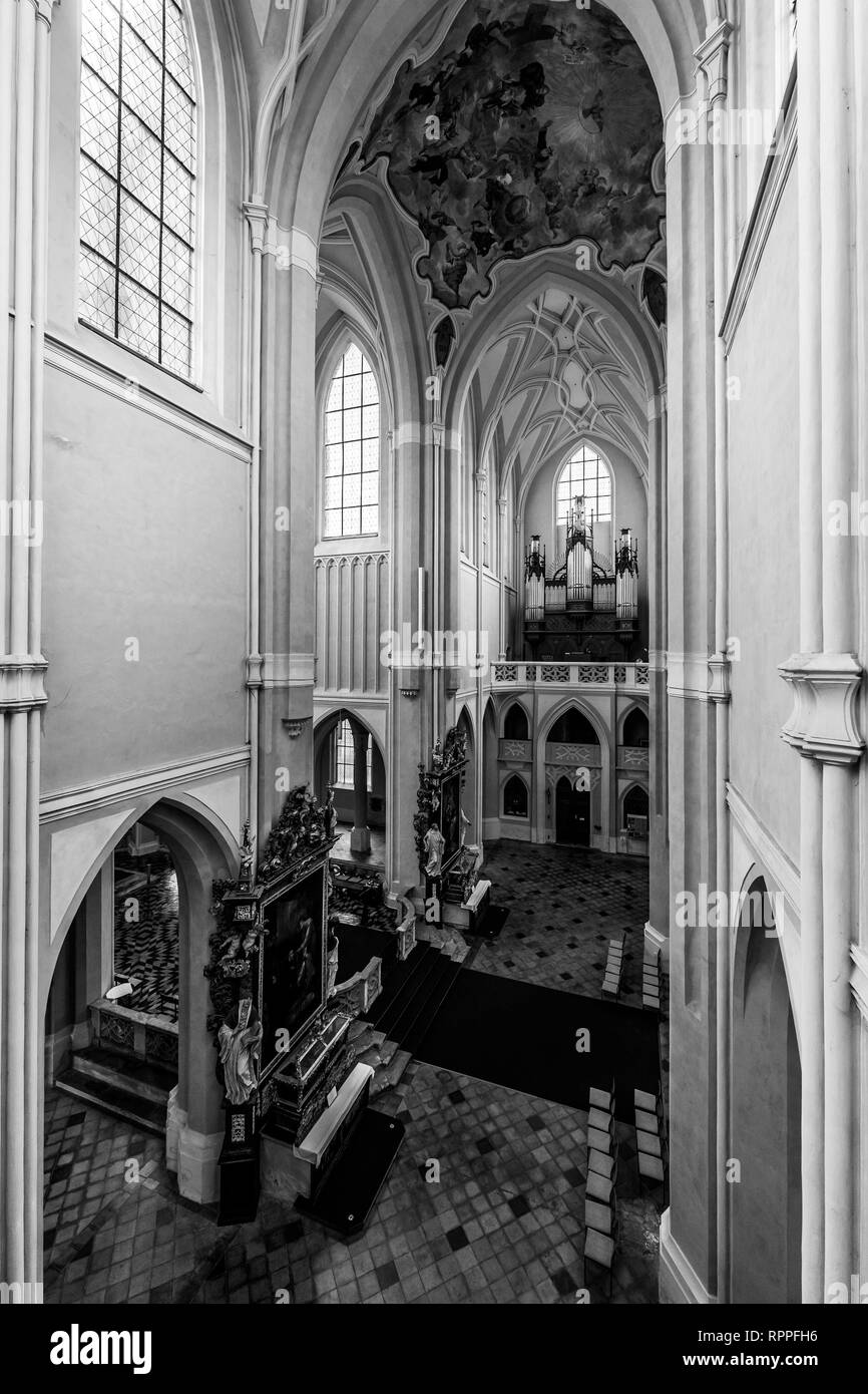 KUTNA HORA, RÉPUBLIQUE TCHÈQUE - le 26 octobre 2018 : l'intérieur de l'église de l'Assomption de Notre-Dame et de Saint Jean le Baptiste. Noir et blanc. Banque D'Images KUTNA HORA, RÉPUBLIQUE TCHÈQUE - le 26 octobre 2018 : l'intérieur de l'église de l'Assomption de Notre-Dame et de Saint Jean le Baptiste. Noir et blanc. Banque D'Images