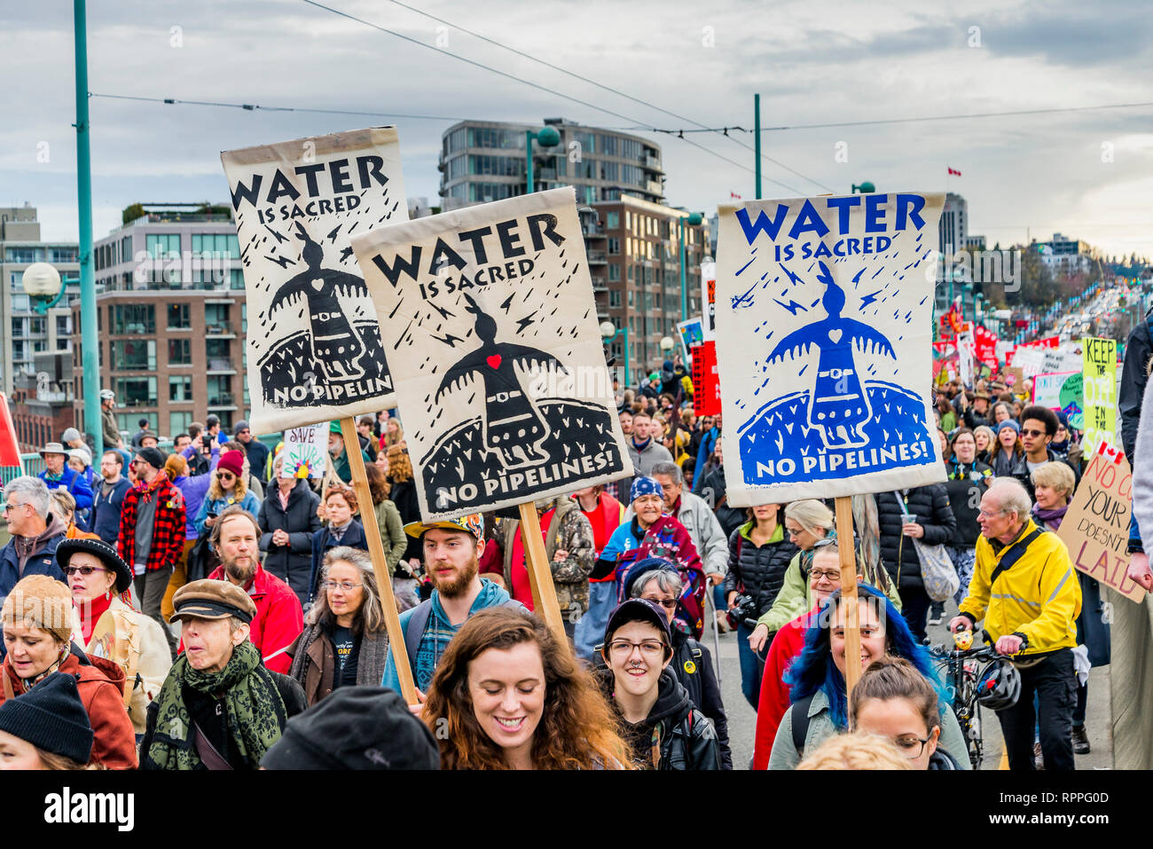 Pas de signes de pipelines, l'eau est sacrée, les Pipeline de Kinder Morgan meeting de protestation et de mars, le centre-ville, Vancouver, Colombie-Britannique, Canada. Banque D'Images