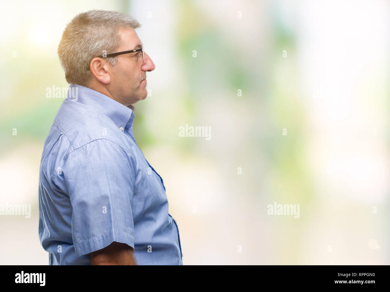 Handsome man wearing glasses sur fond isolé à côté de beauté, posent avec profil visage naturel avec sourire confiant. Banque D'Images