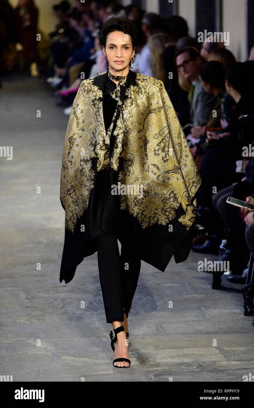 Femme Milan Fashion Week automne/hiver. 2019/2020 défilé Etro. La mode  féminine dans l'image : Le fashion show Photo Stock - Alamy