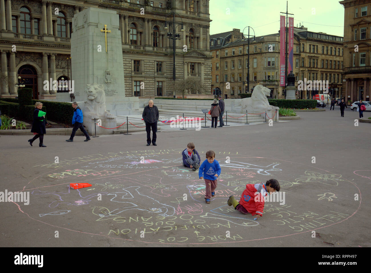 Glasgow, Écosse, Royaume-Uni, le 22 février, 2019 Pour Le Déjeuner communautaire c Climat Climat Rébellion Extinction groupe continue la protestation contre le changement climatique qui a vu l'école la semaine dernière grève des enfants dans la même place George Square. L'idée est que les gens aient leur déjeuner dans la place tous les jours pour montrer leur soutien à la protestation en cours. Les enfants ont été encouragés à la craie leurs sentiments pour le mouvement contre l'empoisonnement des planètes comme c'est leur avenir. Gérard Ferry/Alamy Live News Banque D'Images