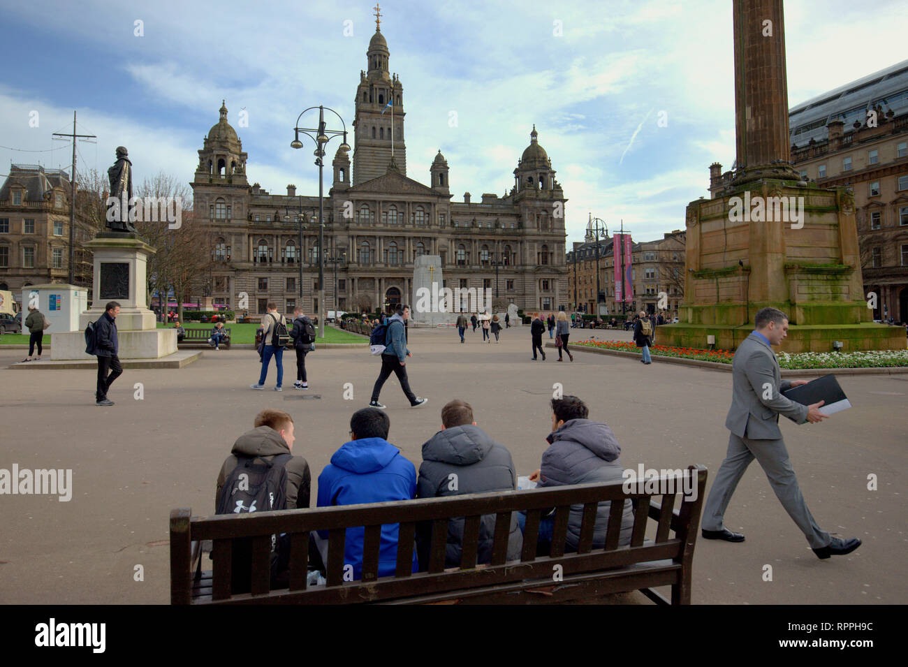 Glasgow, Écosse, Royaume-Uni, le 22 février, 2019 Pour Le Déjeuner communautaire c Climat Climat Rébellion Extinction groupe continue la protestation contre le changement climatique qui a vu l'école la semaine dernière grève des enfants dans la même place George Square. L'idée est que les gens aient leur déjeuner dans la place tous les jours pour montrer leur soutien à la protestation en cours. Les enfants ont été encouragés à la craie leurs sentiments pour le mouvement contre l'empoisonnement des planètes comme c'est leur avenir. Gérard Ferry/Alamy Live News Banque D'Images