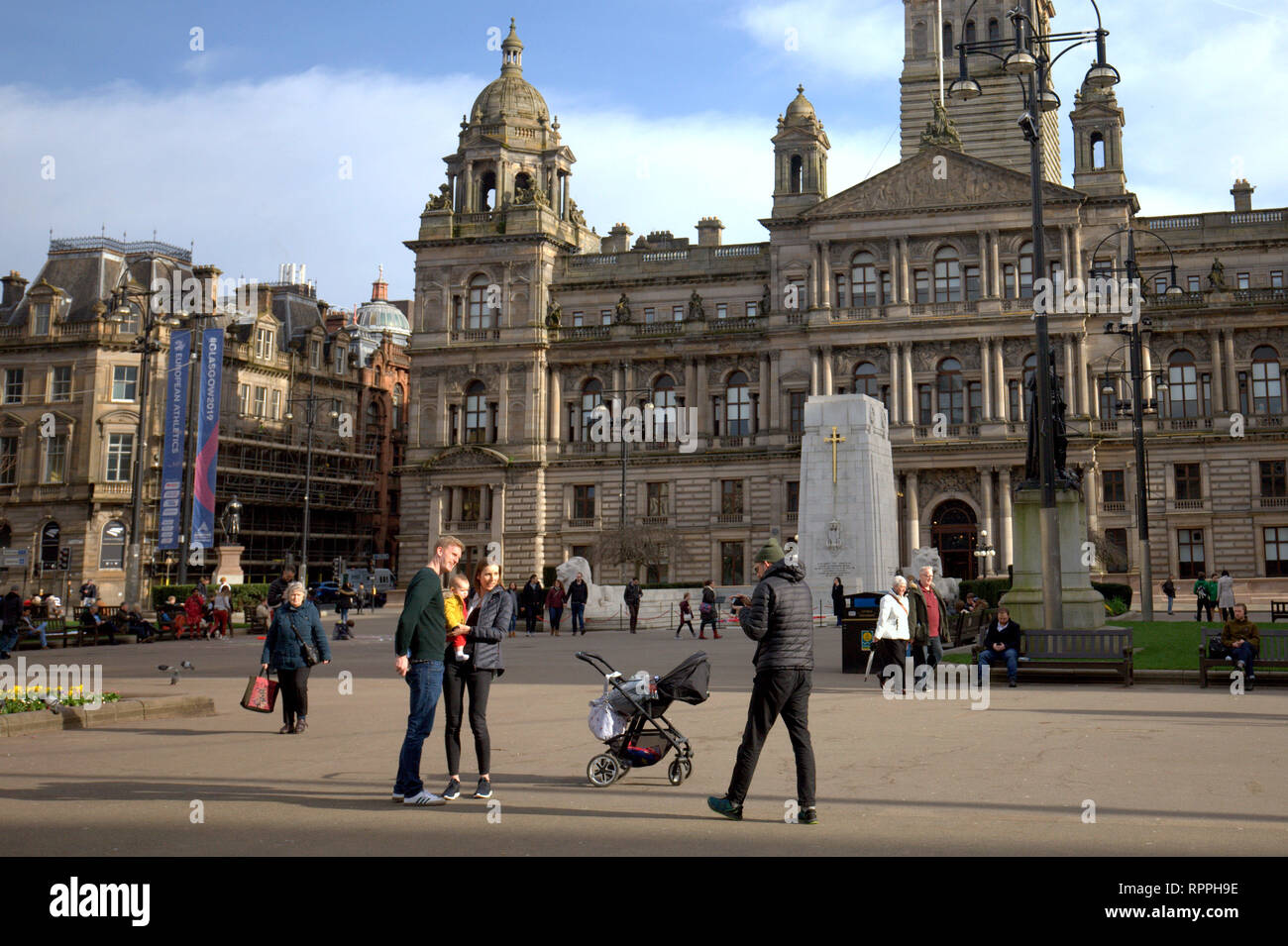 Glasgow, Écosse, Royaume-Uni, le 22 février, 2019 Pour Le Déjeuner communautaire c Climat Climat Rébellion Extinction groupe continue la protestation contre le changement climatique qui a vu l'école la semaine dernière grève des enfants dans la même place George Square. L'idée est que les gens aient leur déjeuner dans la place tous les jours pour montrer leur soutien à la protestation en cours. Les enfants ont été encouragés à la craie leurs sentiments pour le mouvement contre l'empoisonnement des planètes comme c'est leur avenir. Gérard Ferry/Alamy Live News Banque D'Images