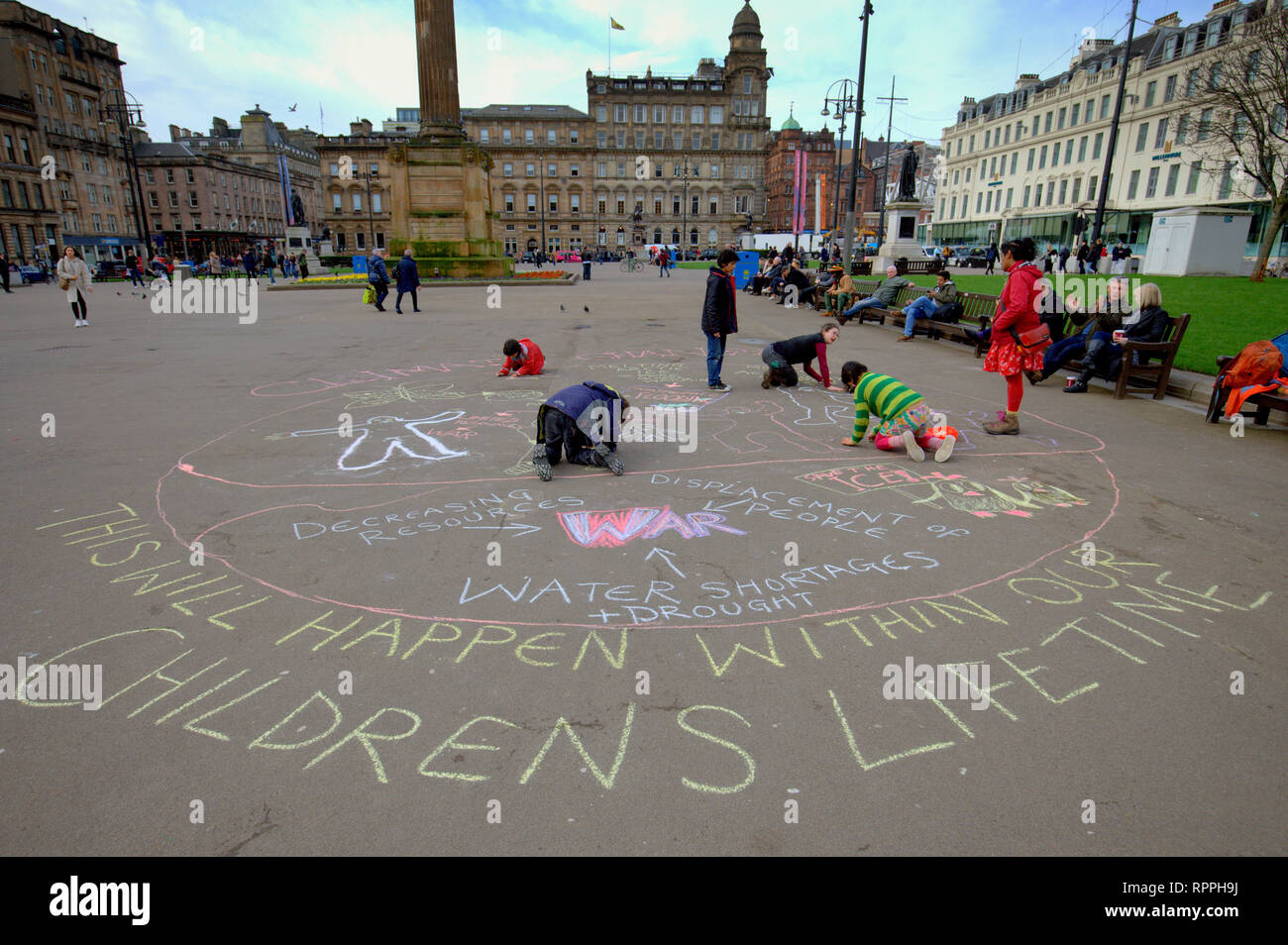 Glasgow, Écosse, Royaume-Uni, le 22 février, 2019 Pour Le Déjeuner communautaire c Climat Climat Rébellion Extinction groupe continue la protestation contre le changement climatique qui a vu l'école la semaine dernière grève des enfants dans la même place George Square. L'idée est que les gens aient leur déjeuner dans la place tous les jours pour montrer leur soutien à la protestation en cours. Les enfants ont été encouragés à la craie leurs sentiments pour le mouvement contre l'empoisonnement des planètes comme c'est leur avenir. Gérard Ferry/Alamy Live News Banque D'Images