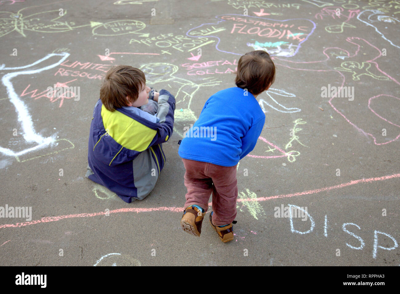 Glasgow, Écosse, Royaume-Uni, le 22 février, 2019 Pour Le Déjeuner communautaire c Climat Climat Rébellion Extinction groupe continue la protestation contre le changement climatique qui a vu l'école la semaine dernière grève des enfants dans la même place George Square. L'idée est que les gens aient leur déjeuner dans la place tous les jours pour montrer leur soutien à la protestation en cours. Les enfants ont été encouragés à la craie leurs sentiments pour le mouvement contre l'empoisonnement des planètes comme c'est leur avenir. Gérard Ferry/Alamy Live News Banque D'Images
