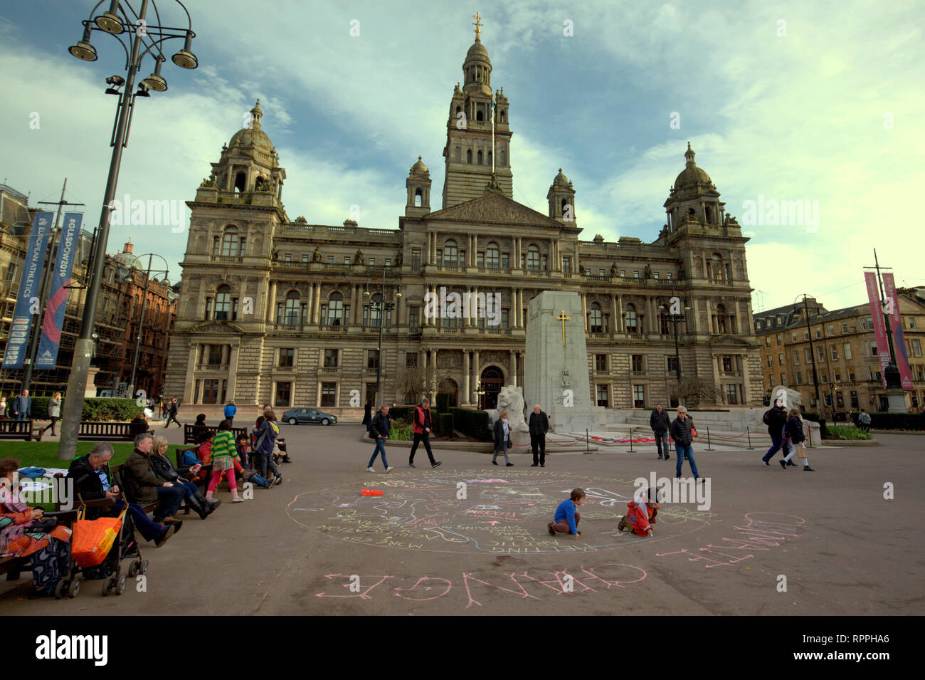 Glasgow, Écosse, Royaume-Uni, le 22 février, 2019 Pour Le Déjeuner communautaire c Climat Climat Rébellion Extinction groupe continue la protestation contre le changement climatique qui a vu l'école la semaine dernière grève des enfants dans la même place George Square. L'idée est que les gens aient leur déjeuner dans la place tous les jours pour montrer leur soutien à la protestation en cours. Les enfants ont été encouragés à la craie leurs sentiments pour le mouvement contre l'empoisonnement des planètes comme c'est leur avenir. Gérard Ferry/Alamy Live News Banque D'Images